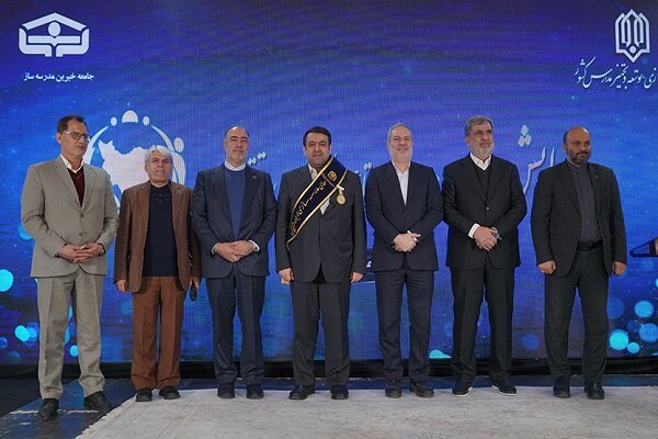 اهدای نشان افتخار و حمایل «حامی مدرسه‌سازی ایران»به مدیرعامل بانک ملی